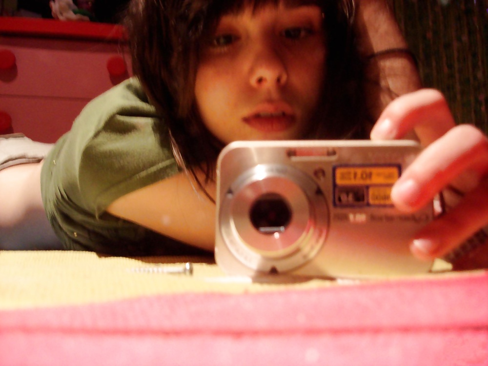 19yo Stacy takes selfies for her friends porn pictures