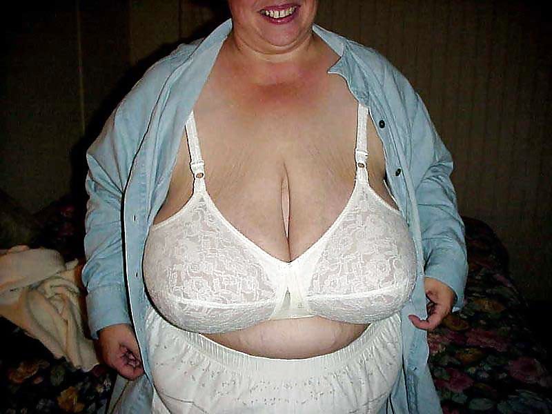 Big boobs mature women in bras! porn pictures