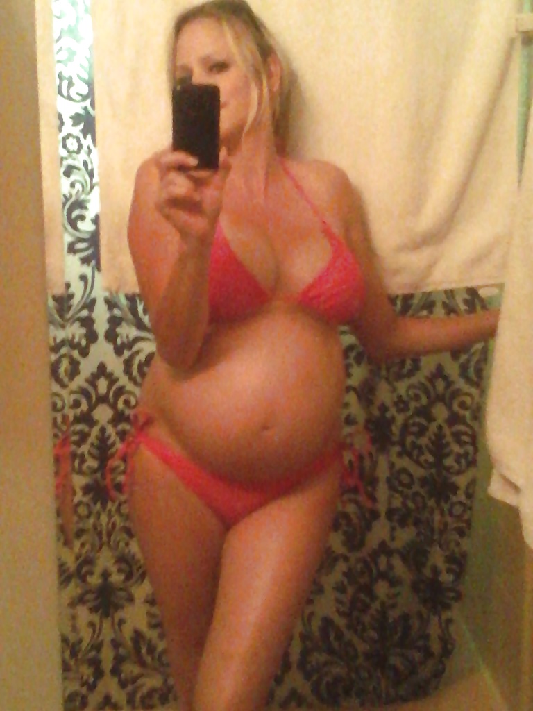 Blonde Milf not afraid to show off her body porn pictures