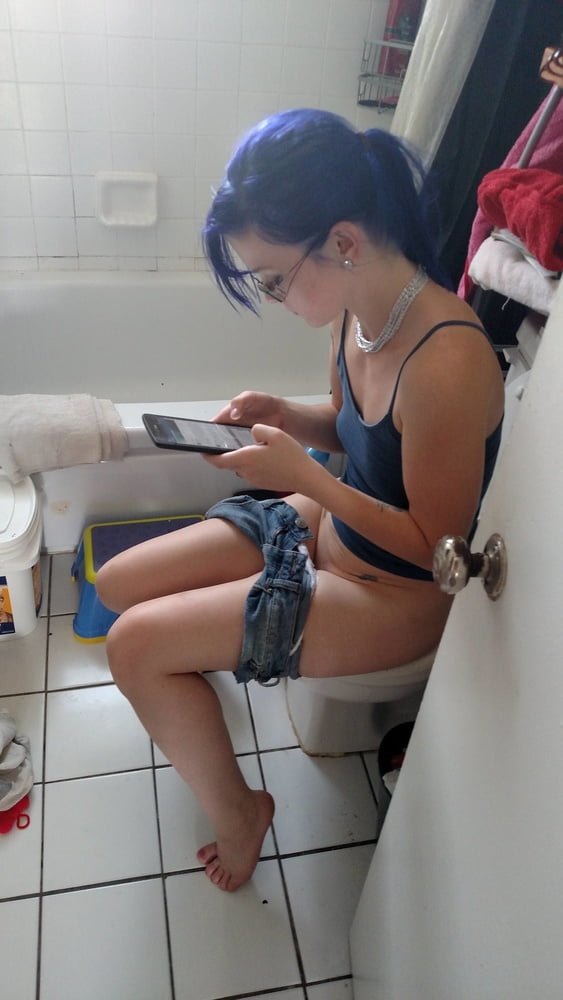 Teen girls on the toilet — pic 11