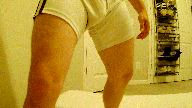 Gif cu pantaloni scurți albi