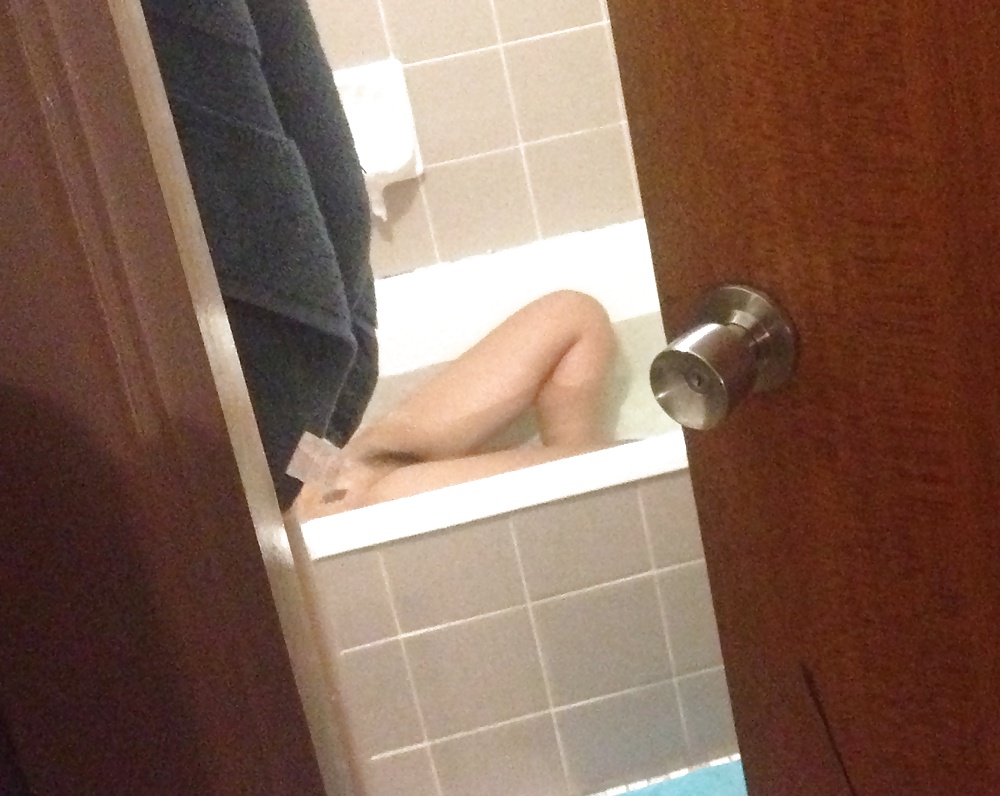 Roommates gf bathing porn pictures