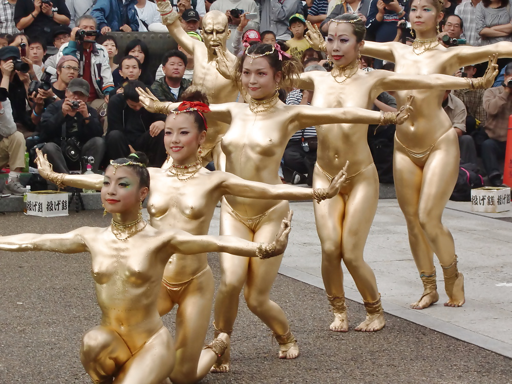 Chinese girls- Gold paint- Hot Public Tits and Ass porn pictures