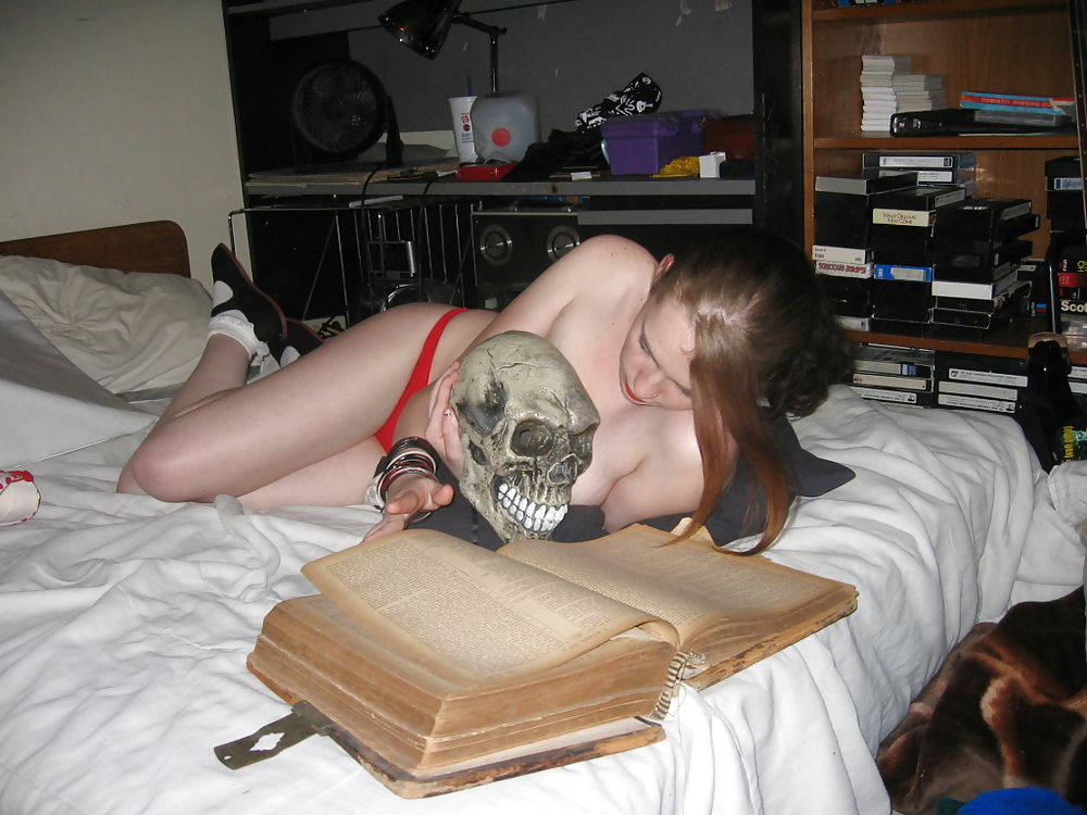 Weird Girl with a skull! porn pictures