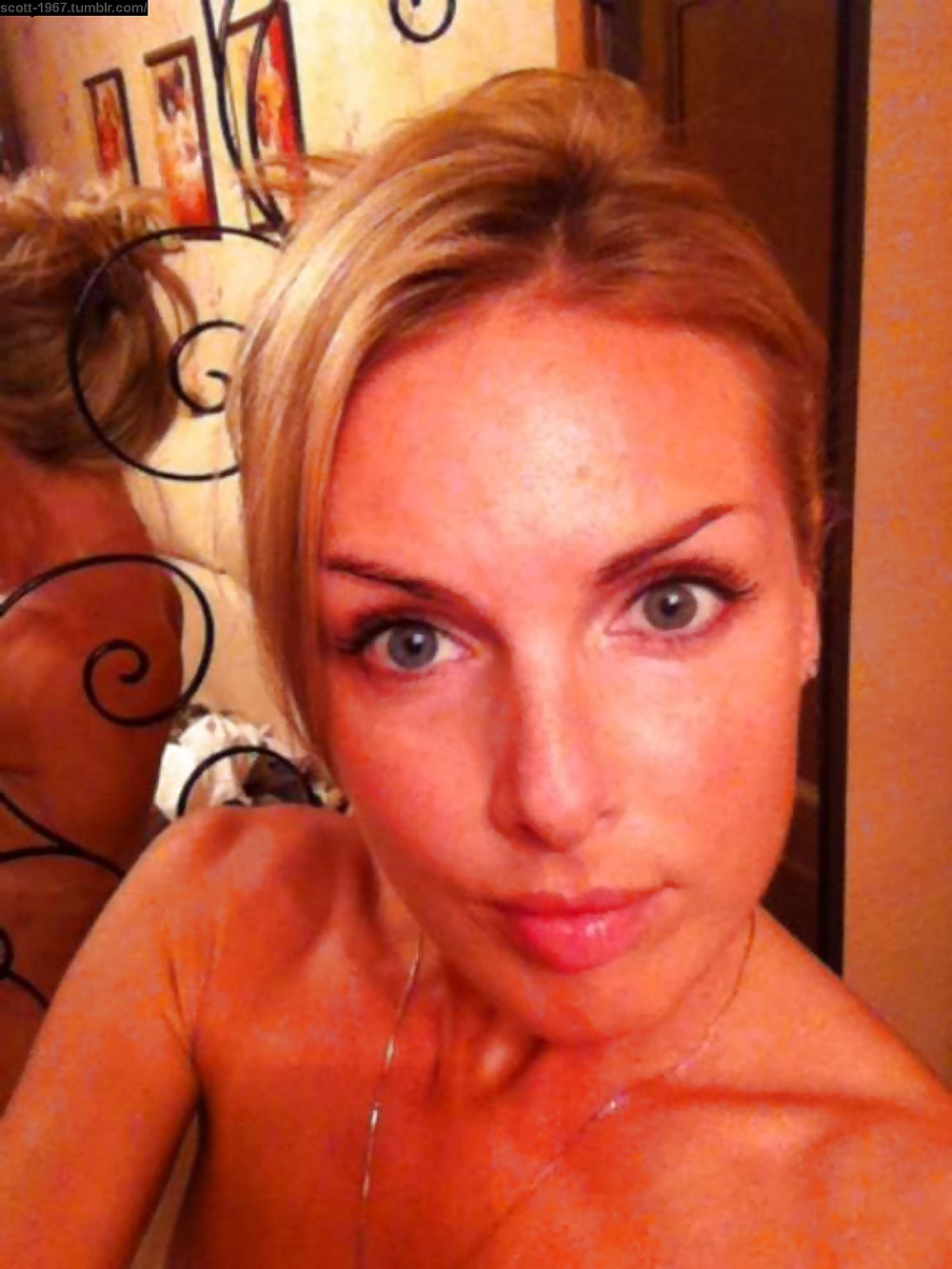 Blonde Milf Selfies porn pictures
