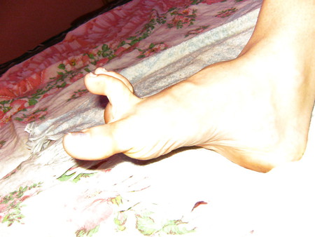 Marta 's Feet - Foot model spreads curls her flexible toes