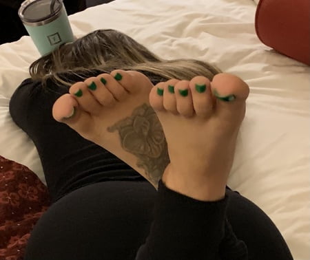 tnt footwife painted toes           