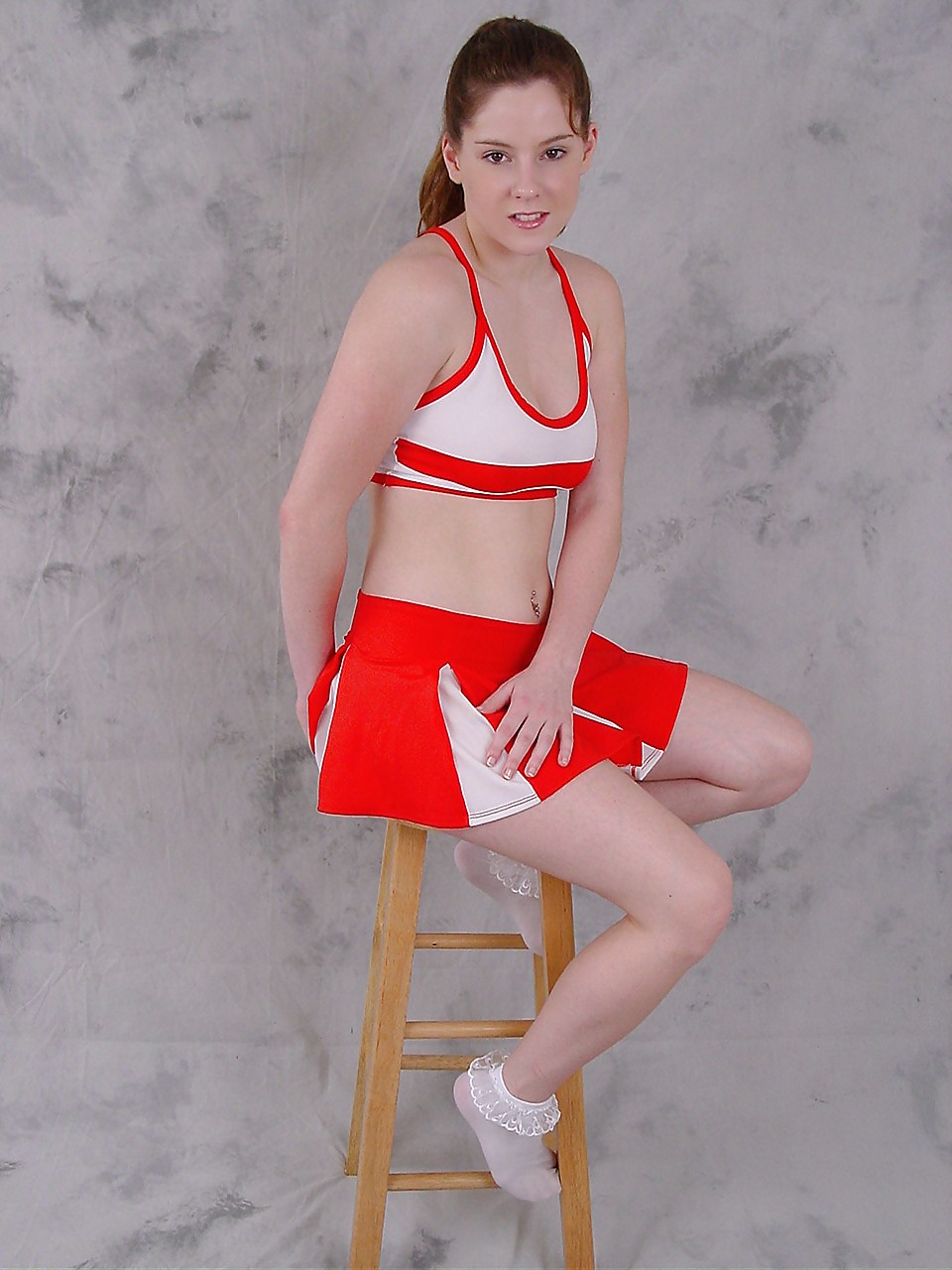 NICE & YOUNG CHEERLEADER porn pictures