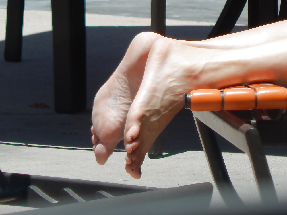 Candid Pool Feet porn pictures