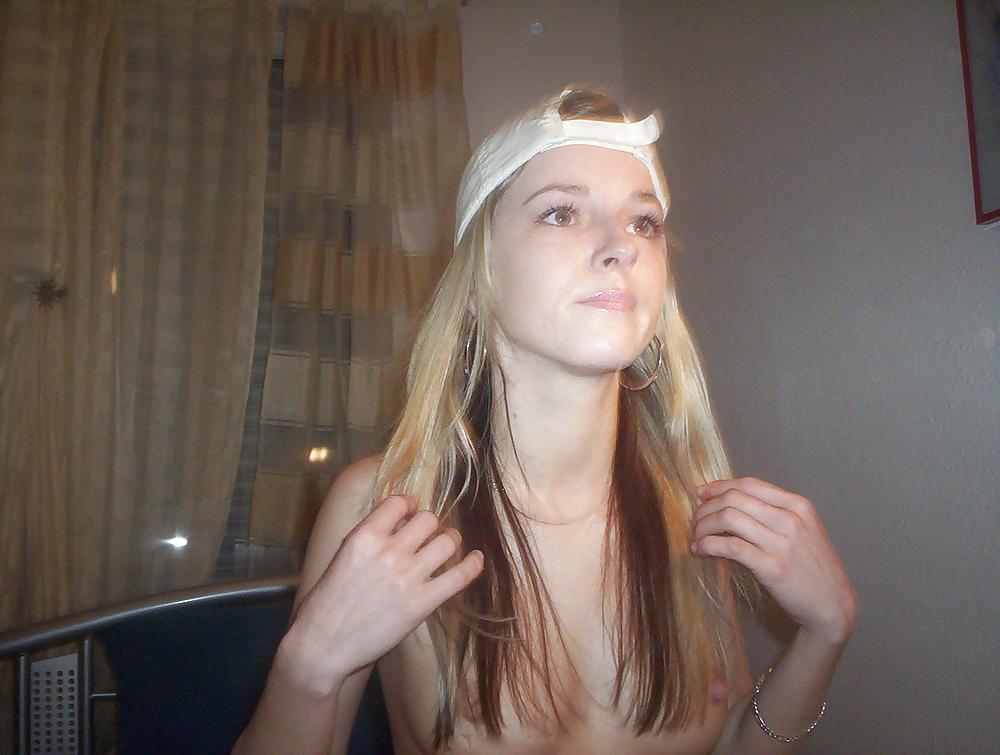 sweet blonde posing at home porn pictures