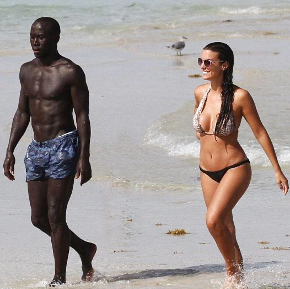 Husband see wife. Бакари Санья. Бакари Санья футболист. Бакари Санья и его жена. Темнокожие на пляже.
