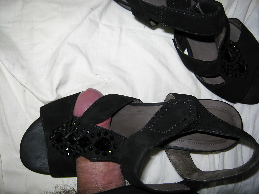 Fun with shoes of WichskumpelHHs wife porn pictures