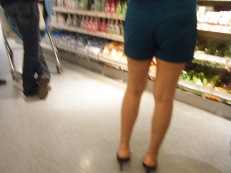 Asia High Heels Fotze heimlich  im DM Markt fotografiert