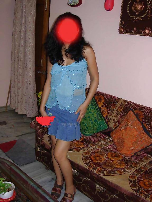 Famous Lankan Relax at home porn pictures