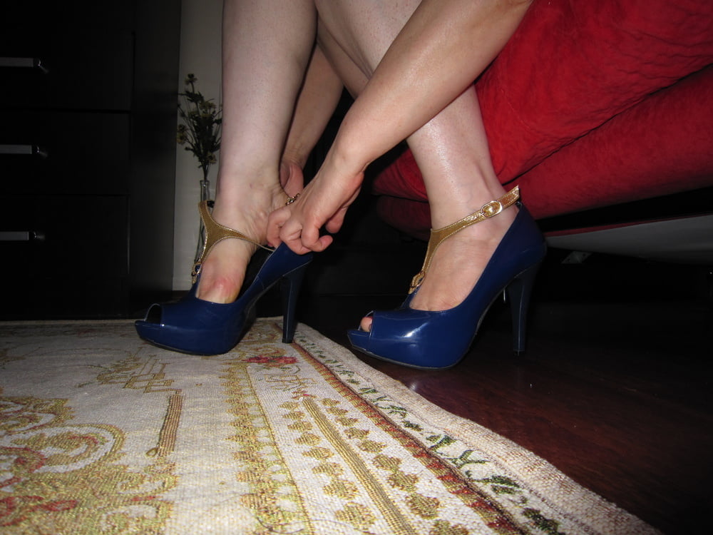  Turkish MILFS Mom Beautiful Legs Feet - 2 Photos 