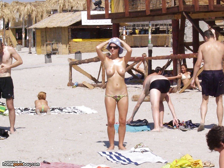 Amateurs girl topless at the beach porn pictures