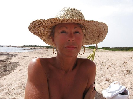 HOTTEST MILF ON THE BEACH