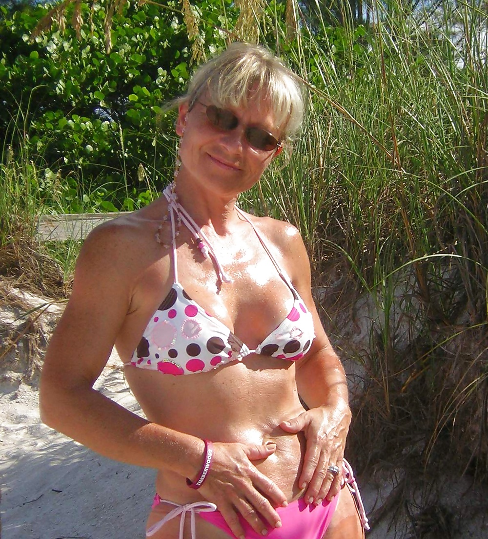 Nice milf in her 40's porn pictures