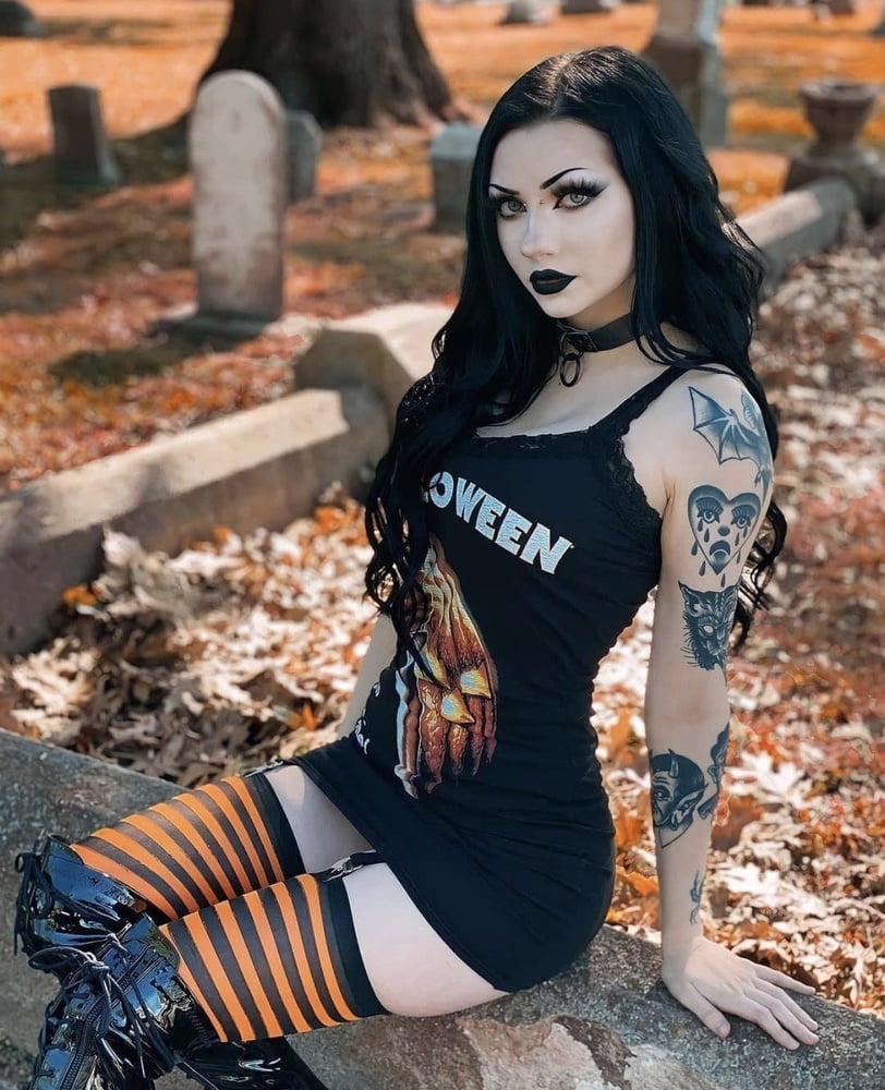Sexy Goth Girls - 6 Photos 