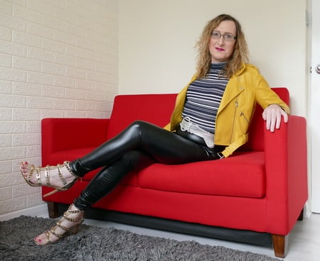 black shiny wetlook leggings with yellow leather jacket         