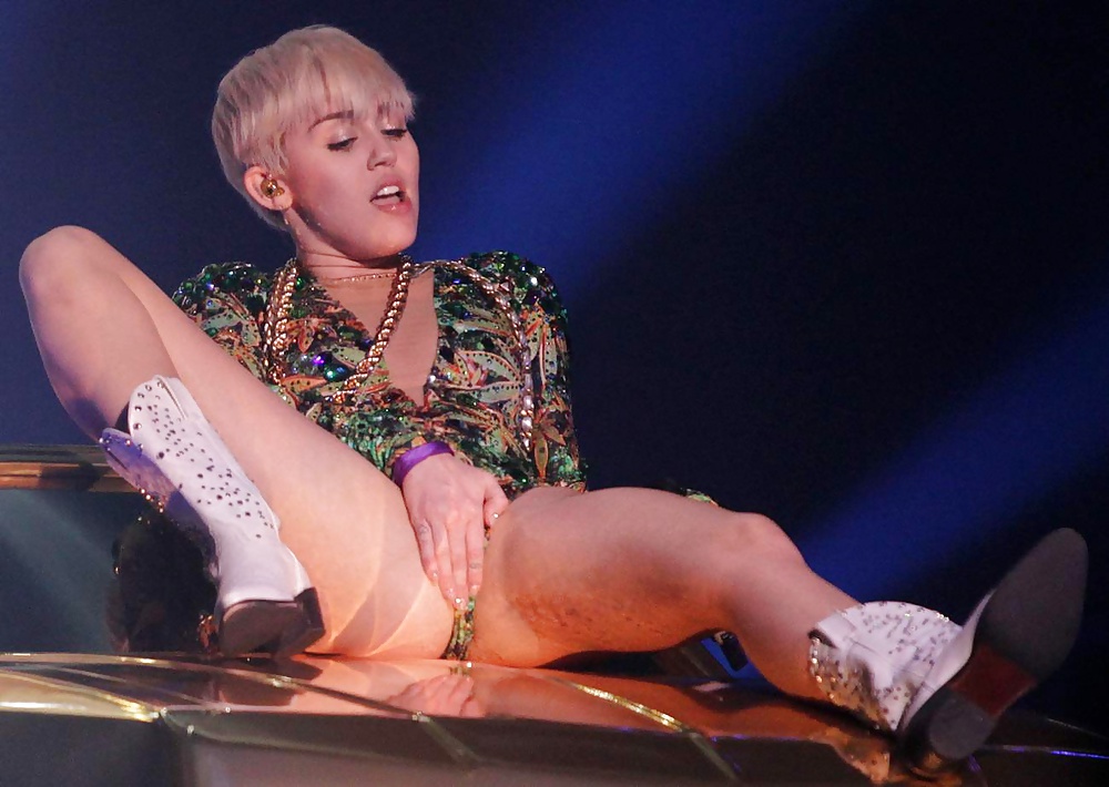 Miley Cyrus Poses Nude And Is Called A Trailblazer