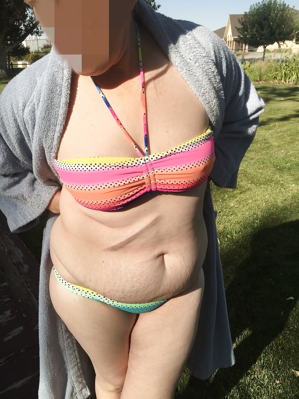 Sexy Mormon MILF in her bikinis porn pictures