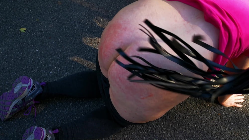 Ass spanking in the middle of the road - 18 Photos 