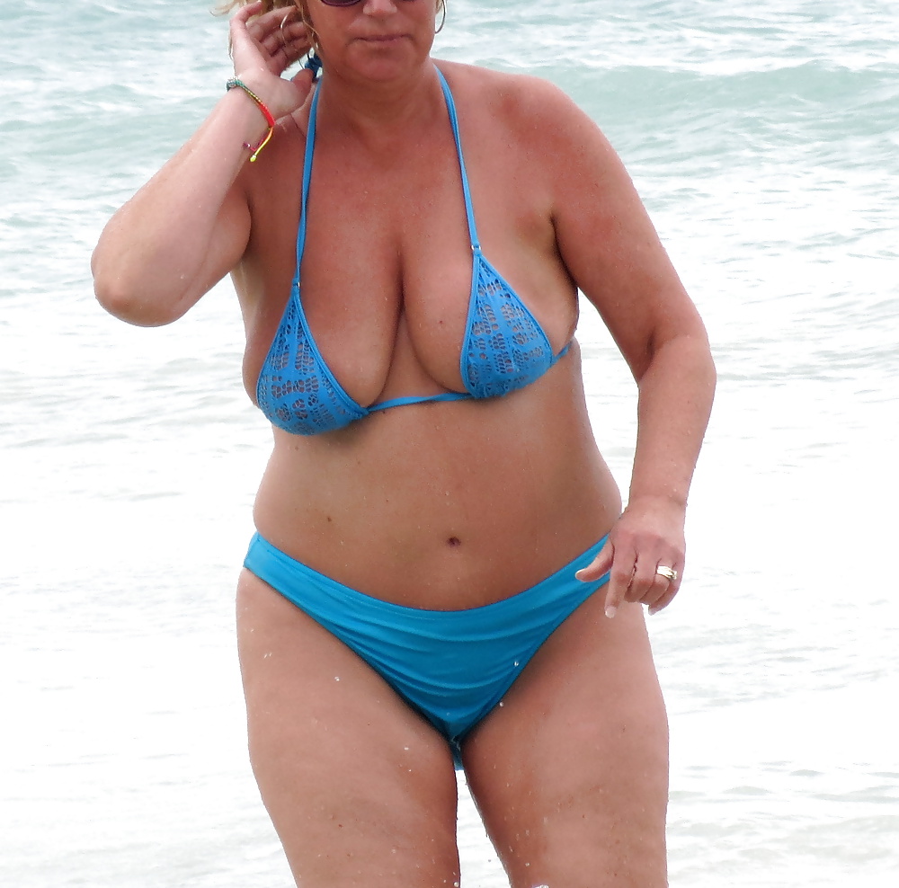 Suzy's Big Tit Beach Shots 4 porn pictures