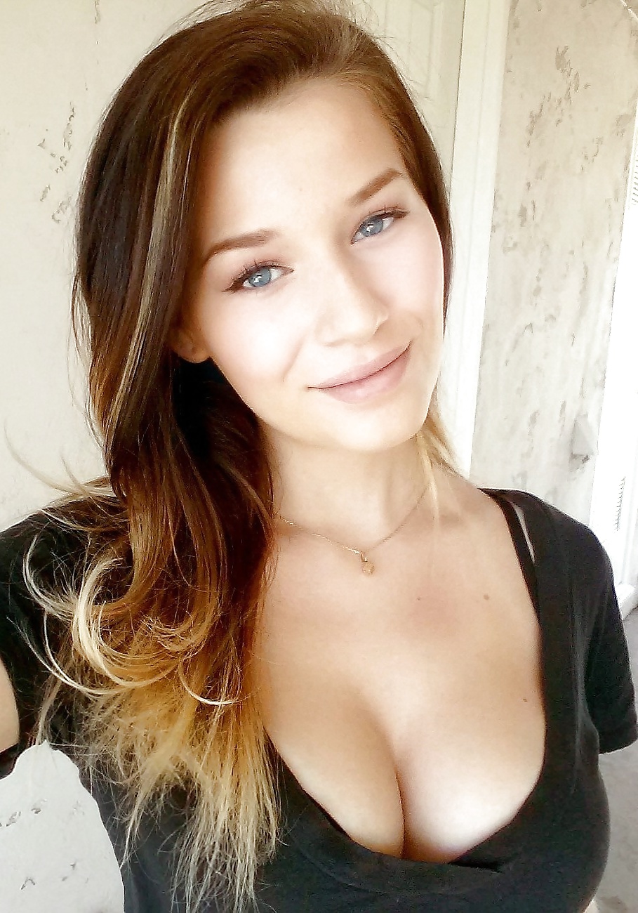 Busty Teens Cleavage 6 porn pictures