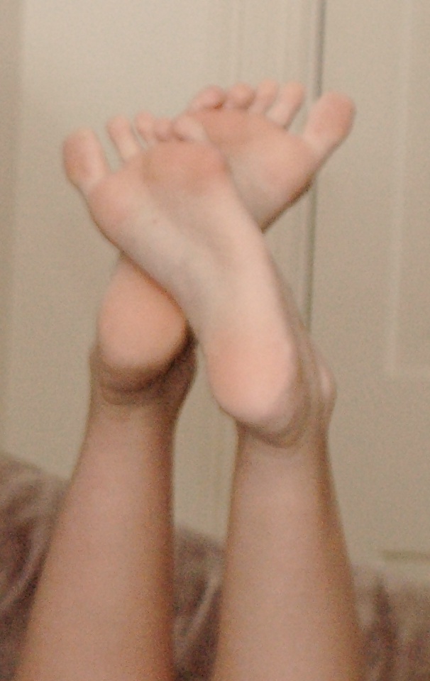Feet, sole candids and toe steepling porn pictures