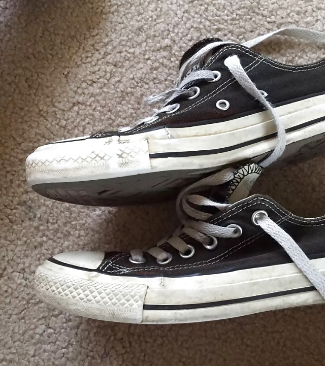 Cute Teen shows her feet & converse porn pictures