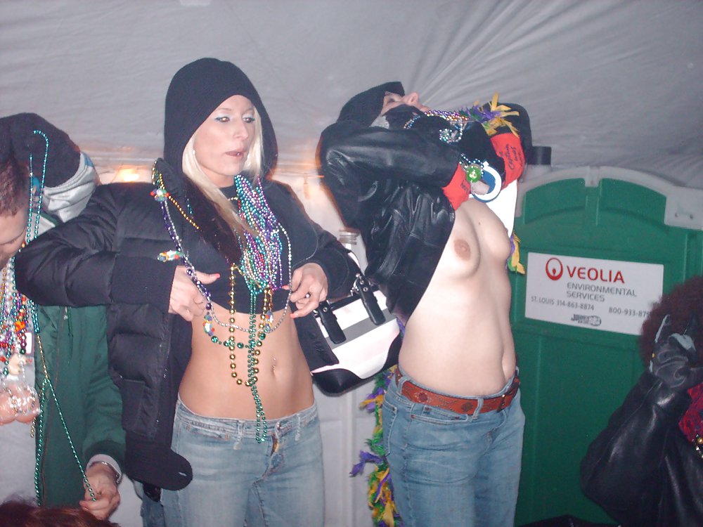 Mardi Gras girls flashing their boobs porn pictures