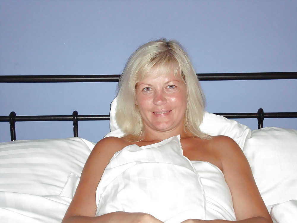 HORNY MATURE IN HOTEL porn pictures