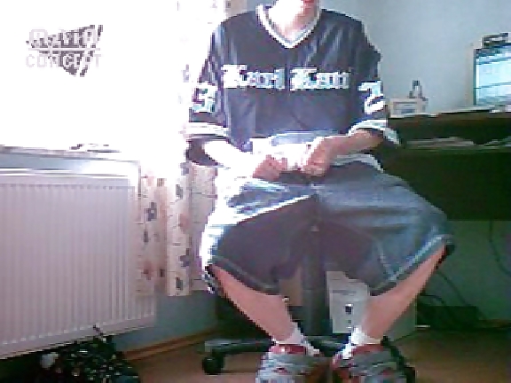 Ich wichse auf meinen Sneakers Bilder aus meinem Video porn pictures