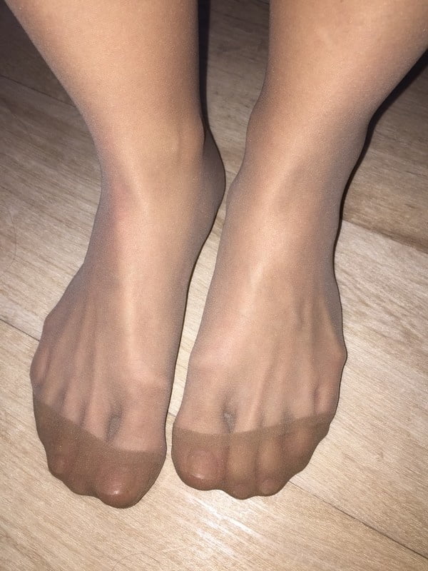 Legs and feet in nylon - 14 Photos 