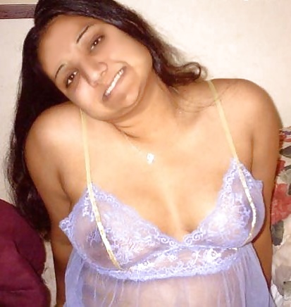Chubby Indian girlfriend with big boobs and shaven pussy porn pictures